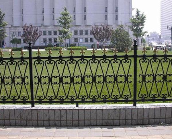 日常如何維護(hù)鐵藝護(hù)欄?讓其使用時間長？